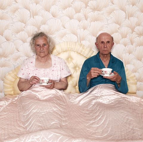 Zwei ältere Menschen in einem Bett