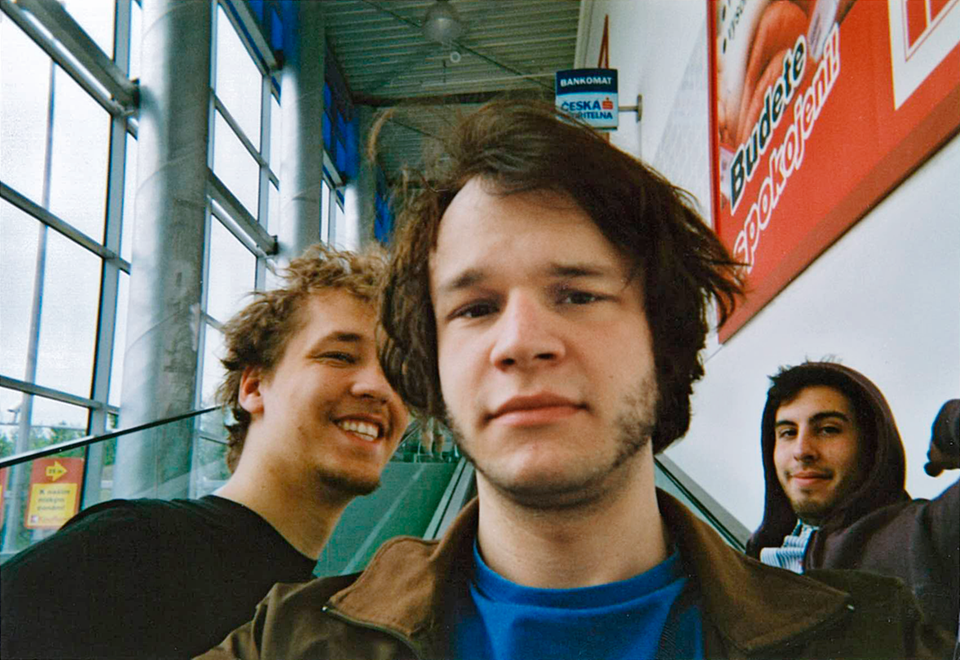 April-Ausgabe: Selfies gab's auch schon vor fast zehn Jahren. Hier eines aus Prag. Es zeigt mich, pseudocooler Blick, neben meinem Freund Marc (links) und unserem venezolanischem Kumpel Nacho. Selfies gab's auch schon vor fast zehn Jahren. Hier eines aus Prag. Es zeigt mich, pseudocooler Blick, neben meinem Freund Marc (links) und unserem venezolanischem Kumpel Nacho.