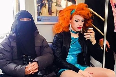 Frau mit Niqab und transsexuelle Frau