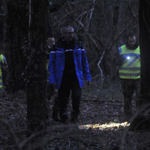 Polizisten suchen Familie