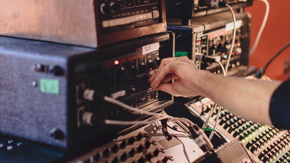 April-Ausgabe: Saite an Saite: Nils Frahms Klangwelt Klangwelt ist ein Mashup aus Clubsound und Kammerorchester Saite an Saite: Nils Frahms Klangwelt Klangwelt ist ein Mashup aus Clubsound und Kammerorchester
