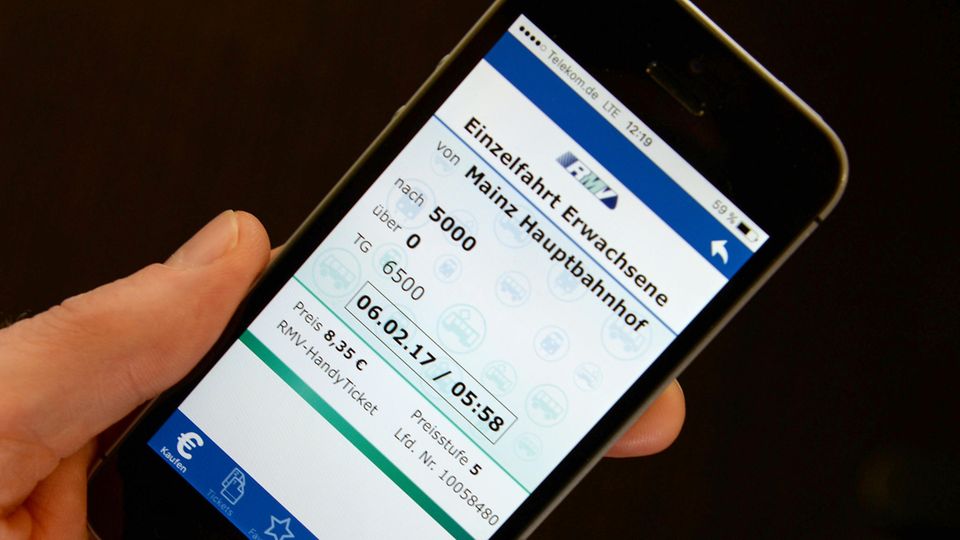 Fahrschein ohne Müll Auf einem Smartphone-Bildschirm erscheint ein elektronischer Fahrschein.