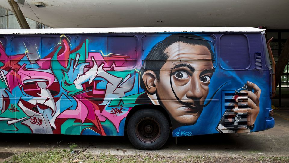 Brasiliens Alternative zu Rio: Nicht nur Science-Fiction in Acryllack unter Autobahnbrücken, sondern Graffiti auch auf Bussen. Nicht nur Science-Fiction in Acryllack unter Autobahnbrücken, sondern Graffiti auch auf Bussen.