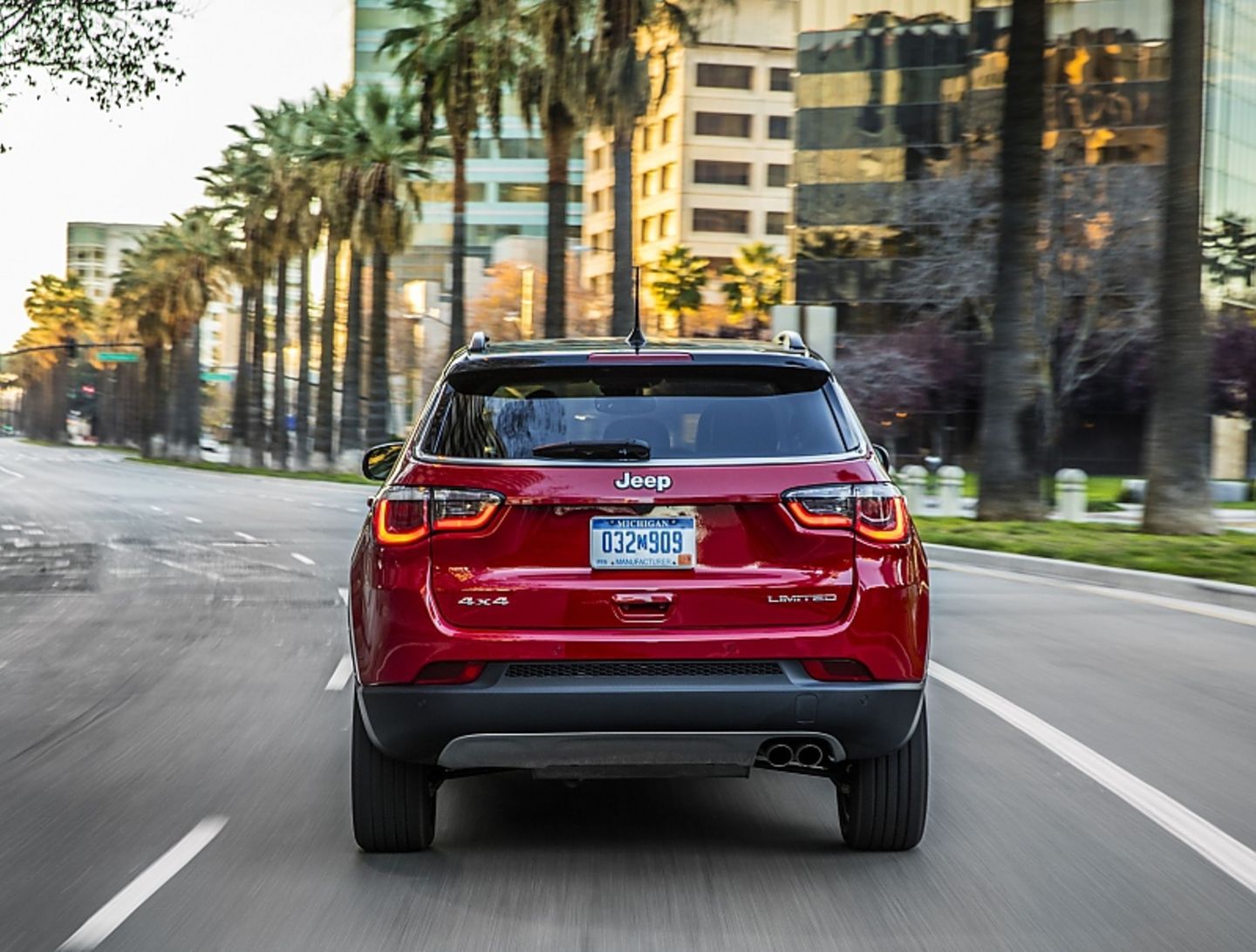 Der Jeep Compass will Konkurrenten, wie dem Opel Mokka X die Rücklichter zeigen