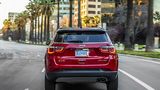 Der Jeep Compass will Konkurrenten, wie dem Opel Mokka X die Rücklichter zeigen