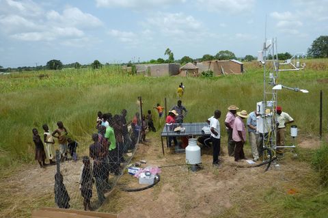 Im ländlichen Burkina Faso errichten die Kooperationspartner eine Messstation