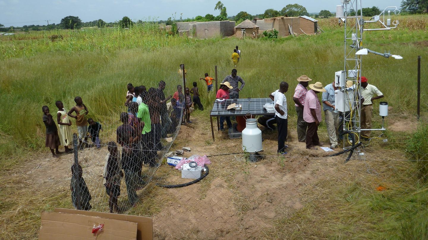 Im ländlichen Burkina Faso errichten die Kooperationspartner eine Messstation