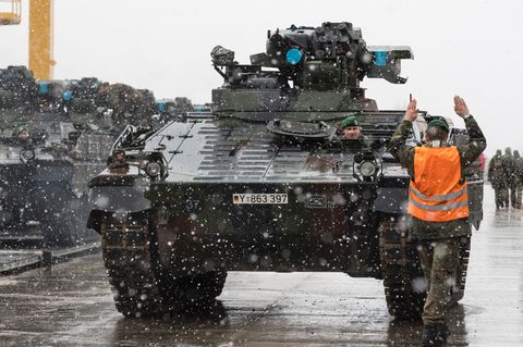Die Bundeswehr verlegt Schützenpanzer vom Typ Marder ins Baltikum. Umfangreiche Modernisierungen können nicht darüber hinwegtäuschen, dass der Oldi erstmals 1971 an die Truppe ausgeliefert wurde.