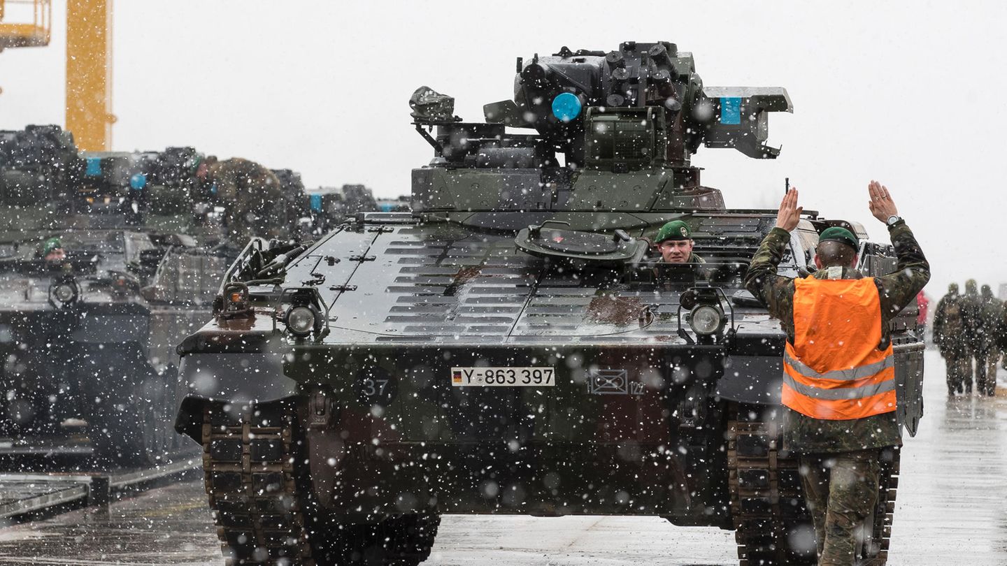 Die Bundeswehr verlegt Schützenpanzer vom Typ Marder ins Baltikum. Umfangreiche Modernisierungen können nicht darüber hinwegtäuschen, dass der Oldi erstmals 1971 an die Truppe ausgeliefert wurde.