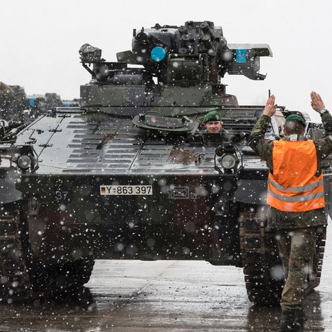 Die Bundeswehr verlegt Schützenpanzer vom Typ Marder ins Baltikum. Umfangreiche Modernisierungen können nicht darüber hinwegtäuschen, dass der Oldi erstmals 1971 an die Truppe ausgeliefert wurde.