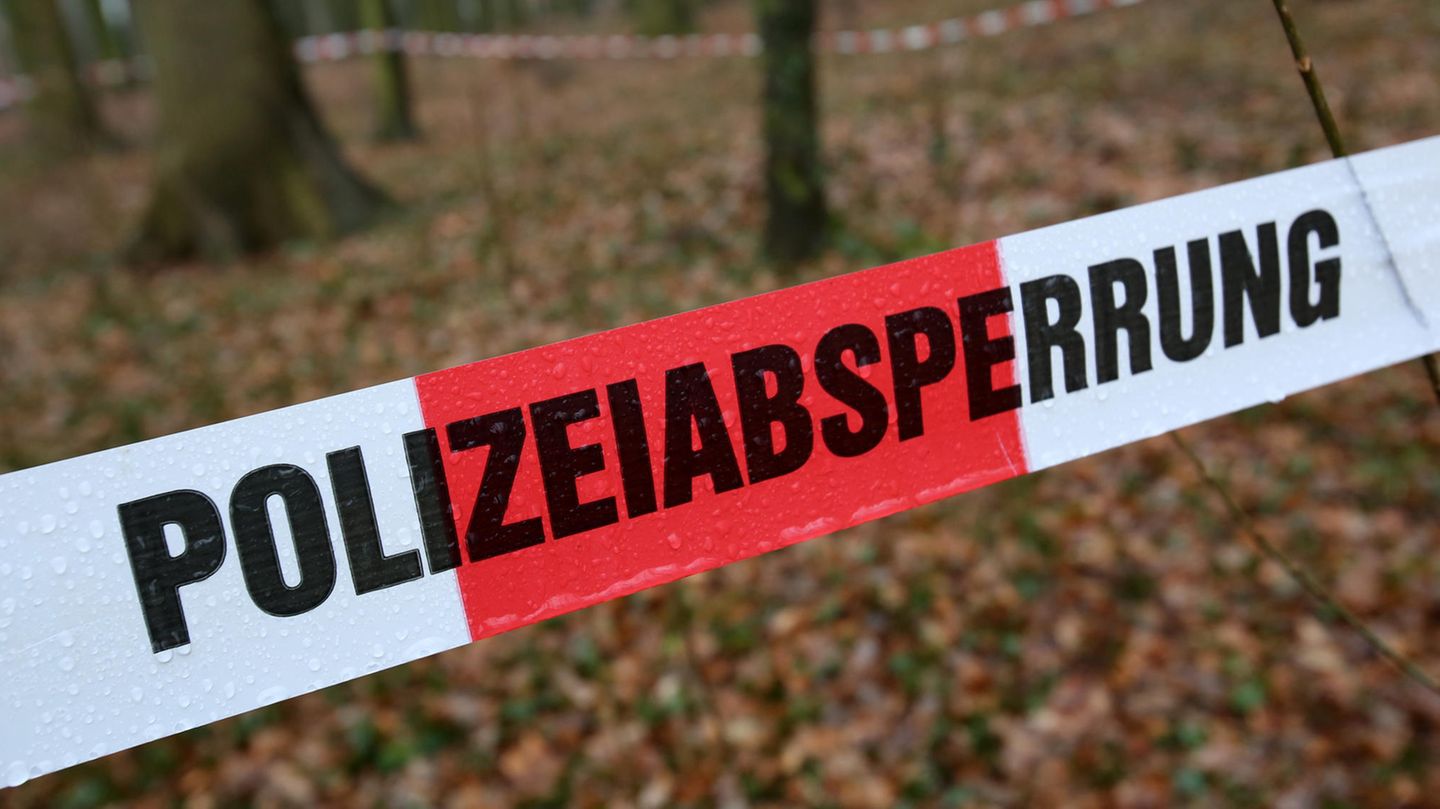 Ein Polizeiband sperrt einen Tatort ab (Symbolbild)