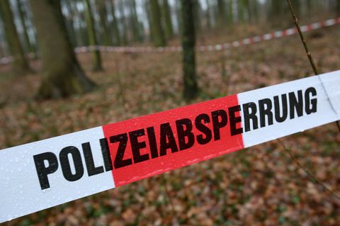 Ein Polizeiband sperrt einen Tatort ab (Symbolbild)