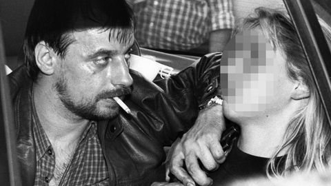 Dieter Degowski bedroht die später getötete Geisel Silke Bischoff mit einer Waffe