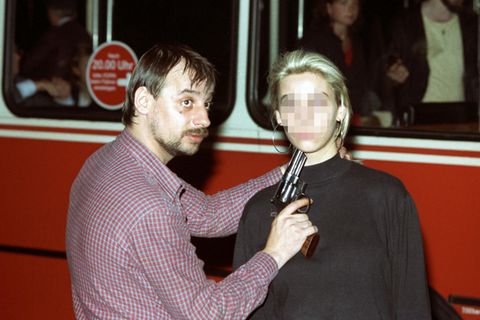 Dieter Degowski bedroht die Geisel Silke Bischoff mit einer Waffe