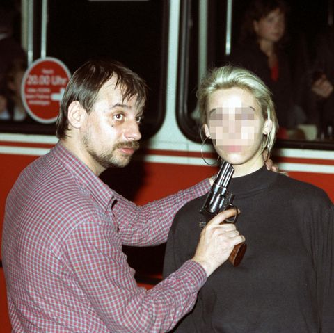 Dieter Degowski bedroht die Geisel Silke Bischoff mit einer Waffe