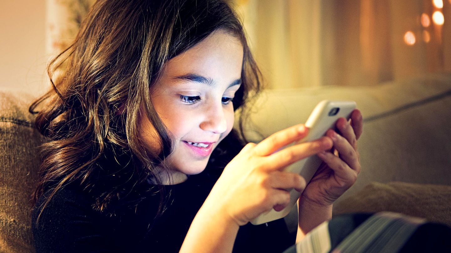 Kind spielt mit einem Smartphone