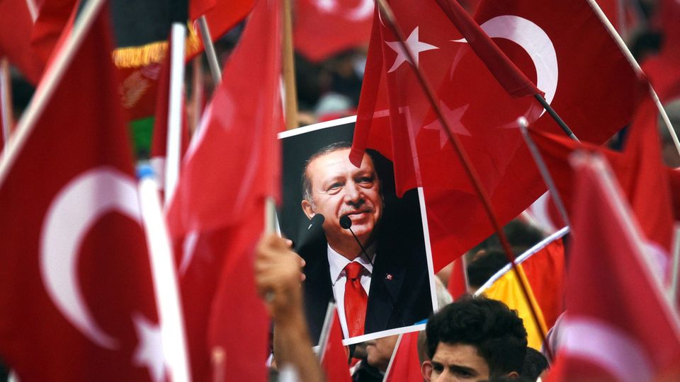 Bild von Recep Tayyip Erdogan in einem türkischen Fahnenmeer - Inszenierung der Zustimmung