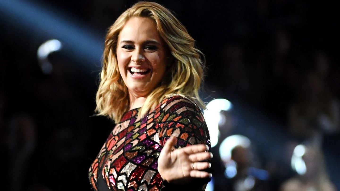Adele lachend in dunklem Kleid auf der Bühne - Sie hat letzte Zweifel an ihrer Hochzeit mit Simon Konecki beseitigt