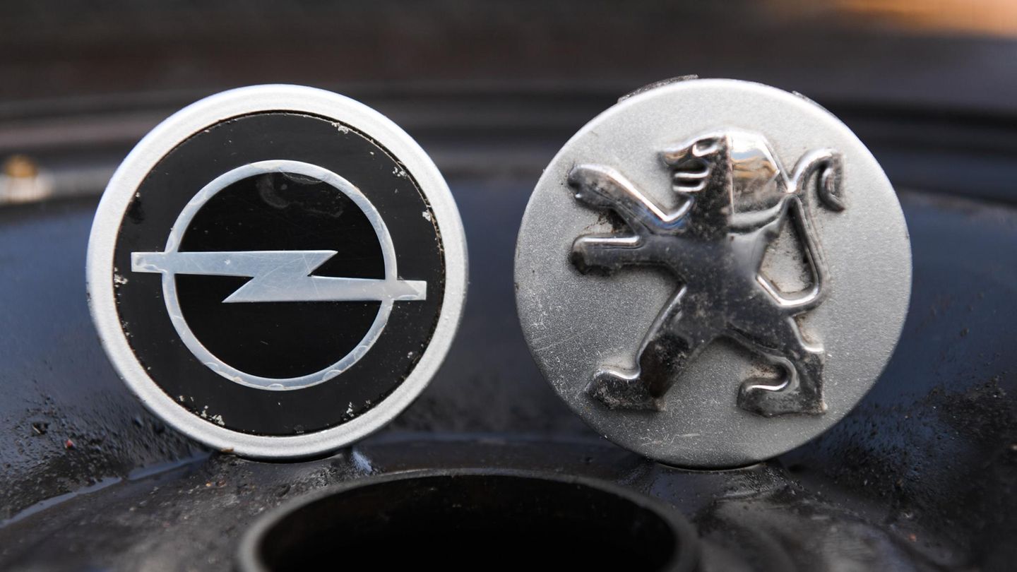Logos von Opel und Peugeot
