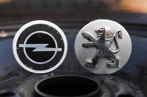 Logos von Opel und Peugeot