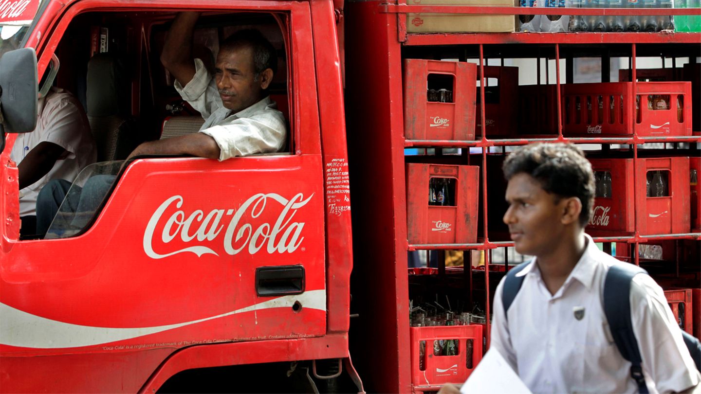 Ein Lkw vom Hersteller Coca-Cola in Indien unterwegs