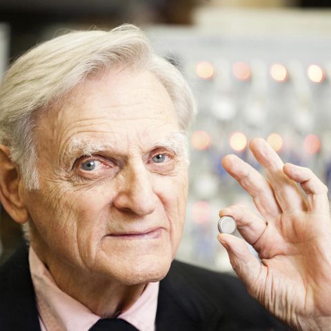 John B. Goodenough mit einer Lithium-Ionen-Zelle