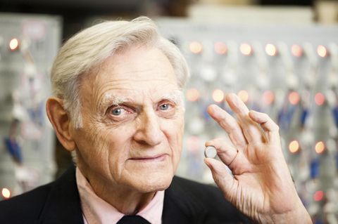 John B. Goodenough mit einer Lithium-Ionen-Zelle