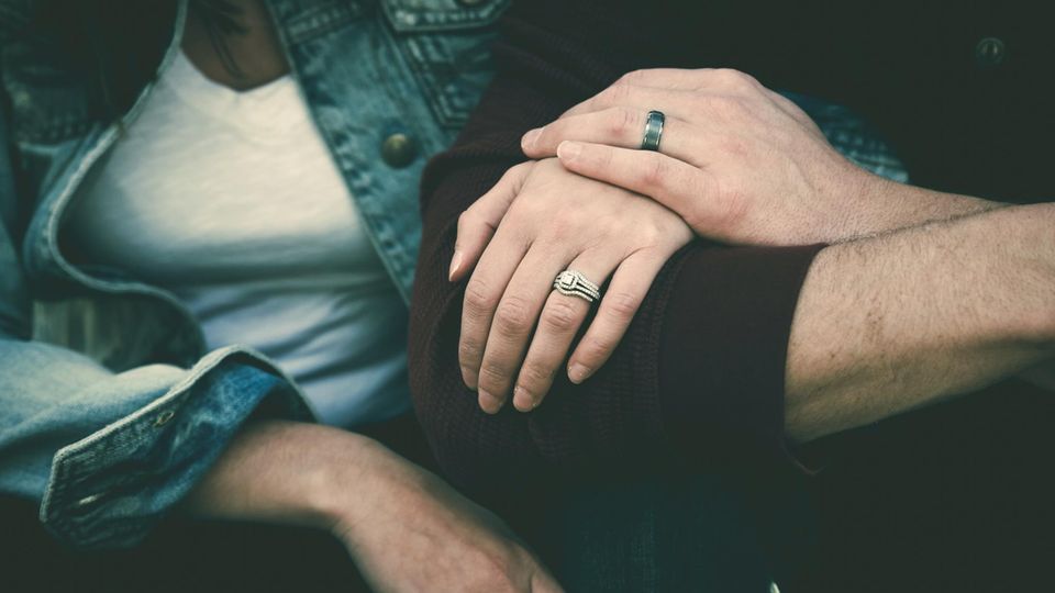 Ring Paar Paar mit Ringen verliebt