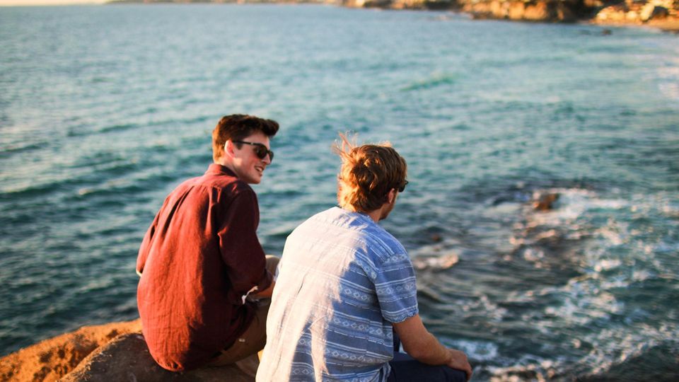 Freundschaft statt Flirt Männer-Freunde am Meer