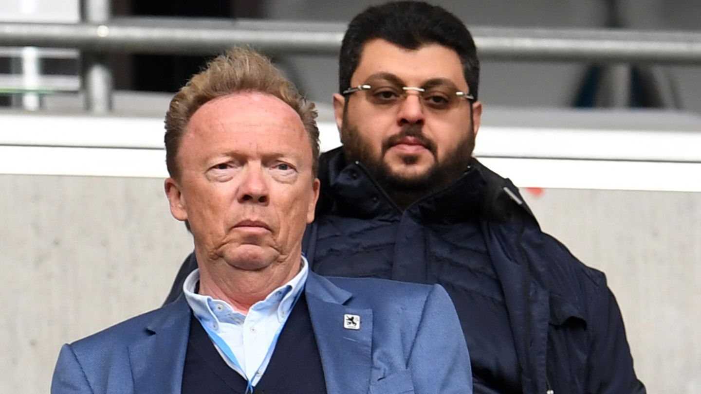 Peter Cassalette und Hasan Ismaik vom TSV 1860 München mit besorgten Blicken auf der Tribüne der Allianz Arena in München