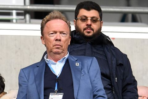 Peter Cassalette und Hasan Ismaik vom TSV 1860 München mit besorgten Blicken auf der Tribüne der Allianz Arena in München