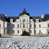 Nicht nur Schloss des bayerischen König Ludwig II., auch das Château Maisons-Laffitte wurde in China geklont. Das typische Landschloss aus dem 17. Jahrhundert steht eigentlich in der Nähe von Paris. 2012 ließ es der Immobilienentwickler Zhang Yuchen bei Peking nachbauen und nennt es Château Zhang-Lafitte.