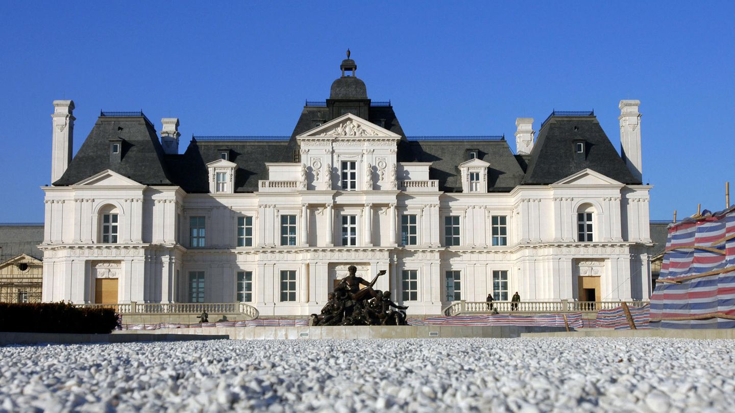 Nicht nur Schloss des bayerischen König Ludwig II., auch das Château Maisons-Laffitte wurde in China geklont. Das typische Landschloss aus dem 17. Jahrhundert steht eigentlich in der Nähe von Paris. 2012 ließ es der Immobilienentwickler Zhang Yuchen bei Peking nachbauen und nennt es Château Zhang-Lafitte.