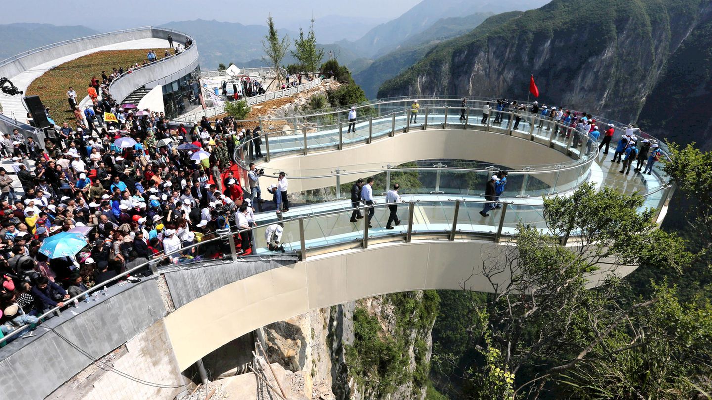 Красивые смотровые площадки. Стеклянный мост Чунцин. Гора Тяньмэнь стеклянный мост. Стеклянная тропа Тяньмэнь Китай. Skywalk в Китае.