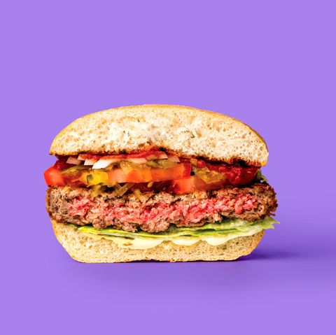 Ein vegetarischer Burger, der aussieht wie Fleisch.