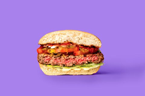 Ein vegetarischer Burger, der aussieht wie Fleisch.