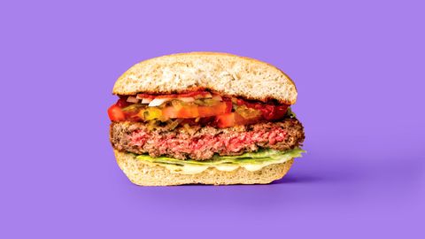 Ein vegetarischer Burger, der aussieht wie Fleisch.