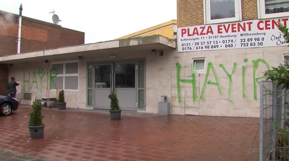 An der Außenfassade der vorgesehenen Veranstaltungshalle in Hamburg-Wilhelmsburg prangt das türkische Wort "Hayir" ("Nein") An der Außenfassade der vorgesehenen Veranstaltungshalle in Hamburg-Wilhelmsburg prangt das türkische Wort "Hayir" ("Nein")