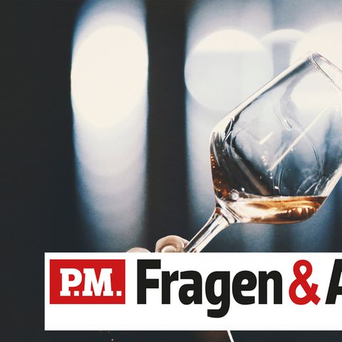 Eine Frau führt ein Weinglas zum Mund