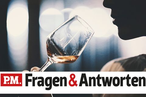 Eine Frau führt ein Weinglas zum Mund