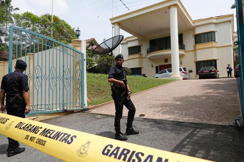 In Malaysia sichern Polizisten die nordkoreanische Botschaft, den Diplomaten ist die Ausreise verboten