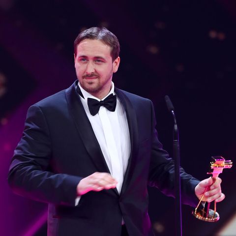 Der vermeintliche Ryan Gosling mit der Goldenen Kamera in der Hand