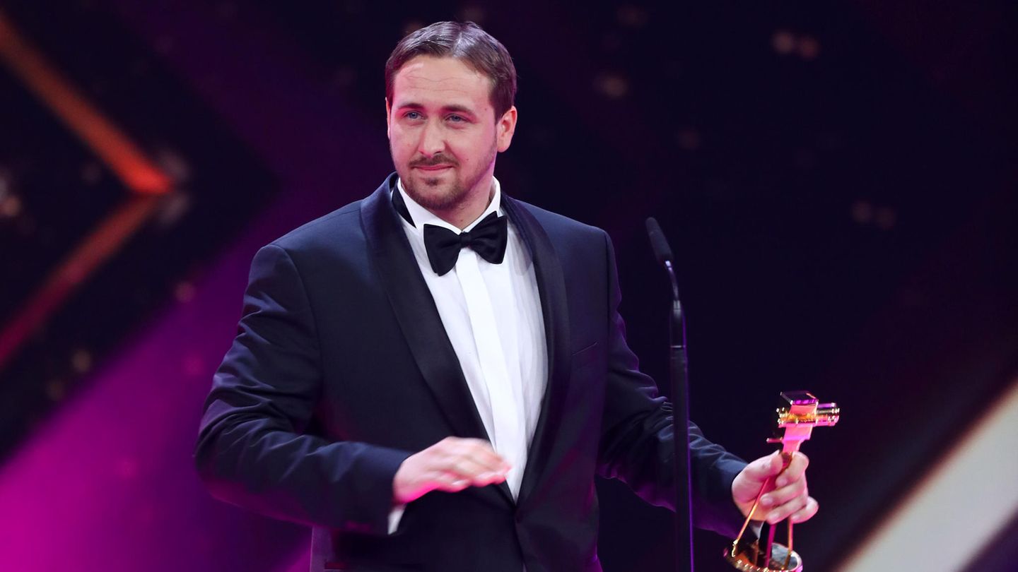 Der vermeintliche Ryan Gosling mit der Goldenen Kamera in der Hand