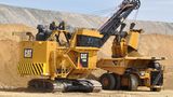Caterpillar 7495 HF  Der dritte Platz geht an den fast 21 Meter großen Caterpillar 7495 HF. Der elektrische Seilbagger bringt stolze 1.435 Tonnen Einsatzgewicht auf die Waage. Das Ungetüm hat eine Höchstleistung von 5317 Pferdestärken. In nur einer Schaufel stemmt der Bagger über 100 Tonnen Gewicht.