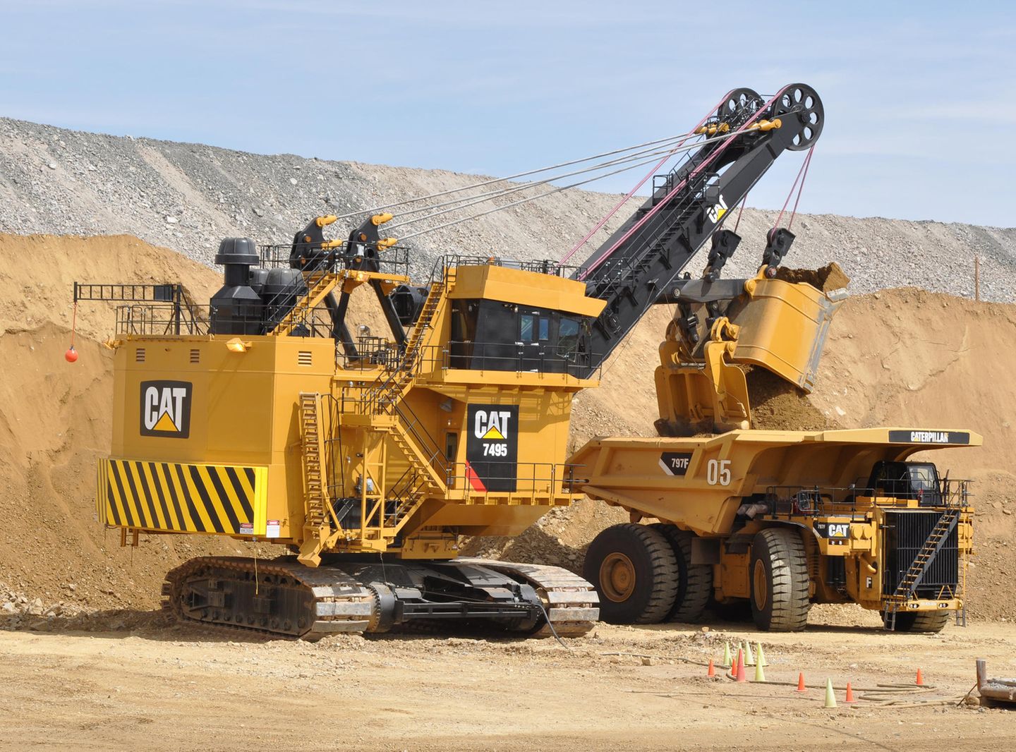 Caterpillar 7495 HF  Der dritte Platz geht an den fast 21 Meter großen Caterpillar 7495 HF. Der elektrische Seilbagger bringt stolze 1.435 Tonnen Einsatzgewicht auf die Waage. Das Ungetüm hat eine Höchstleistung von 5317 Pferdestärken. In nur einer Schaufel stemmt der Bagger über 100 Tonnen Gewicht.