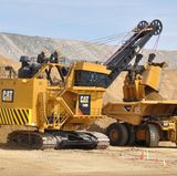 Caterpillar 7495 HF  Der dritte Platz geht an den fast 21 Meter großen Caterpillar 7495 HF. Der elektrische Seilbagger bringt stolze 1.435 Tonnen Einsatzgewicht auf die Waage. Das Ungetüm hat eine Höchstleistung von 5317 Pferdestärken. In nur einer Schaufel stemmt der Bagger über 100 Tonnen Gewicht.