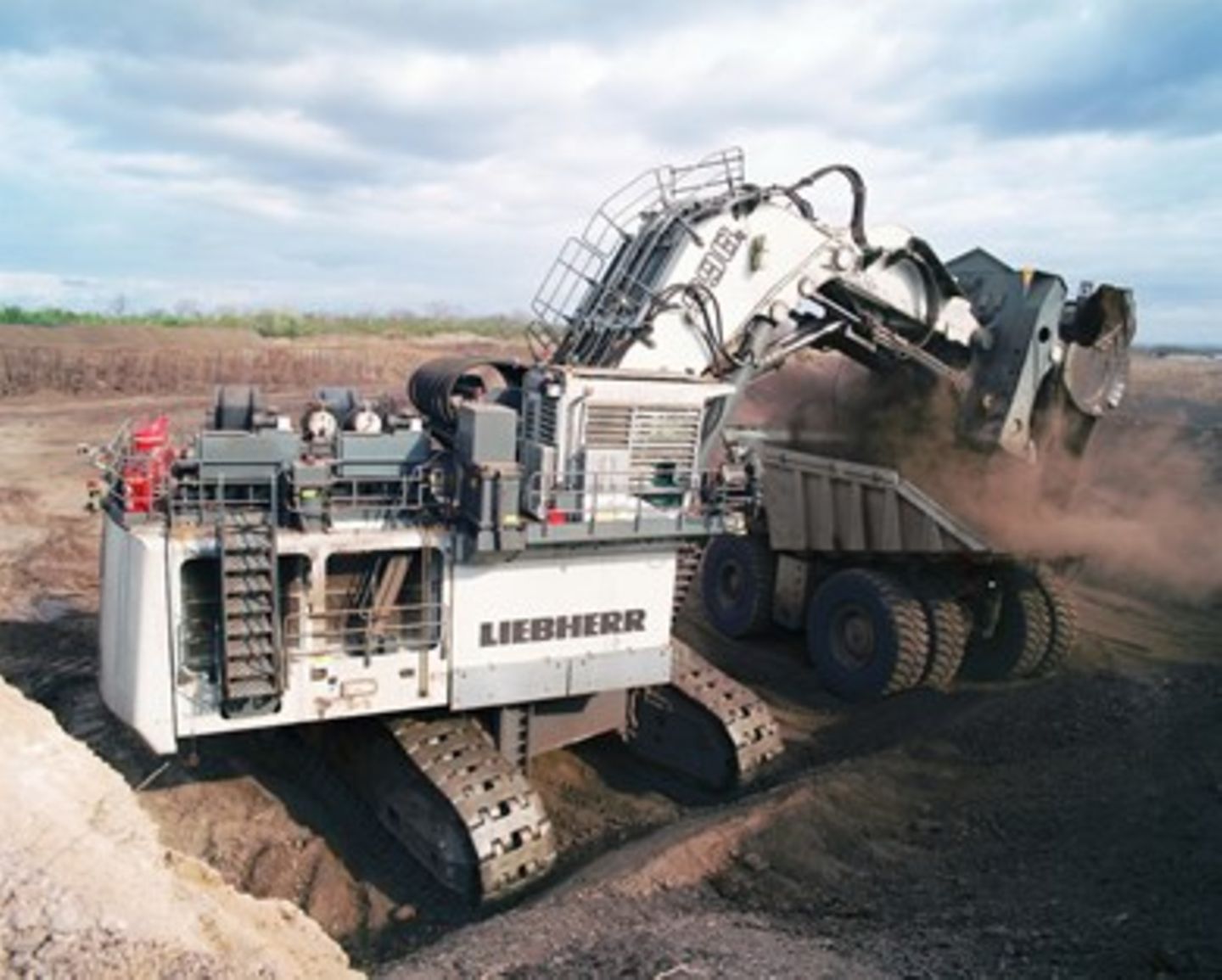 Liebherr R 996 B  Der achte Platz geht an den Liebherr R 996 B. Er ist mit 672 Tonnen zwar deutlich leichter als der R 9800 dafür mit 16,6 Metern etwas größer. Seine über 3000 PS machen den R 996 B zu einem echten Kraftprotz.