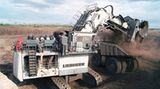 Liebherr R 996 B  Der achte Platz geht an den Liebherr R 996 B. Er ist mit 672 Tonnen zwar deutlich leichter als der R 9800 dafür mit 16,6 Metern etwas größer. Seine über 3000 PS machen den R 996 B zu einem echten Kraftprotz.