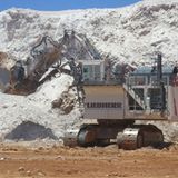 Liebherr R 9800  Auf Platz 9 folgt mit einer Höhe von 16,2 Metern und einem stolzen Gewicht von 810 Tonnen der Liebherr R 9800. Seine Schaufel fasst ganze 45 Kubikmeter und damit knapp mehr als seine japanische Konkurrenz von Komatsu und Hitachi. Das entspricht dem Inhalt von 400 herkömmlichen Badewannen.