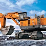 Hitachi EX 5600-6  Mit 19,7 Metern ist er der Riese unter den Hydraulikbaggern und landet auf Platz 4. Der Minen-Bagger EX 5600-6 von Hitachi wird von einem 50 Liter-Motor mit 1453 PS angetrieben.